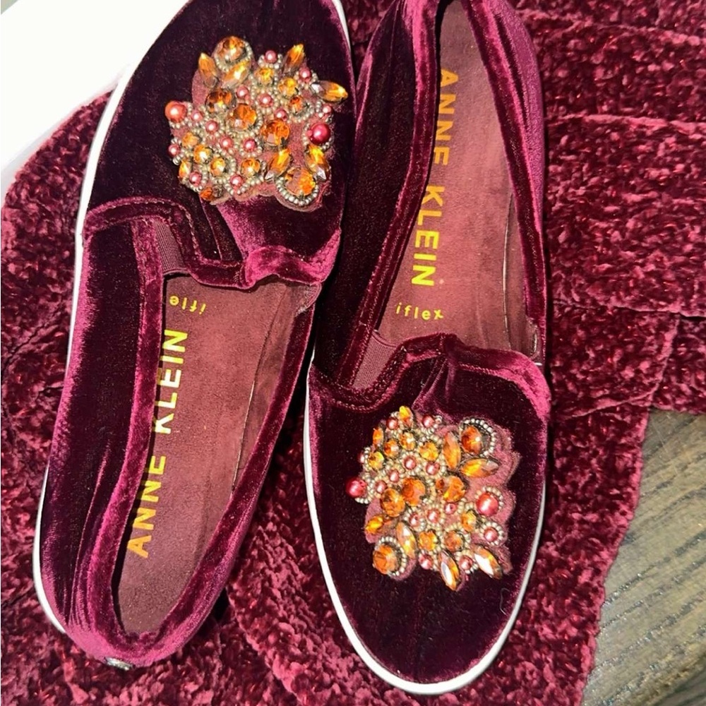 GORGEOUS Anne Klein Burgundy Velvet Loafers with Embellishments - Like New! - Picture 2 of 4